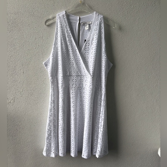 White House Black Market Dresses & Skirts - WHBM White Eyelet XL Sleeveless Dress NWT Keyhole Back V Neck Cruise Party Lined